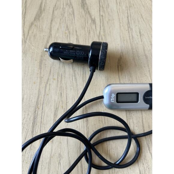 Griffin iTrip Auto FM Transmitter Car Charger for iPod iPhone 4S Dock Connector - Picture 3 of 6